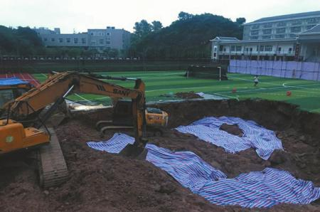 2019年6月19日，新晃一中操场的跑道上被挖出的深坑。 图据澎湃新闻