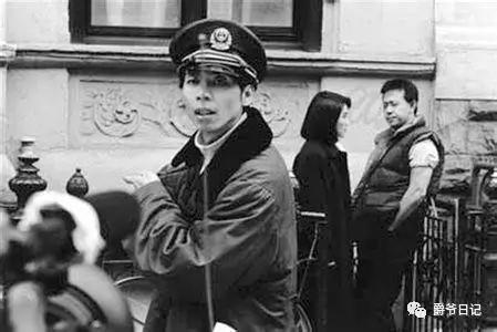 跟后来王朔一手把还在上大学的徐静蕾拉进“京圈”如出一辙。