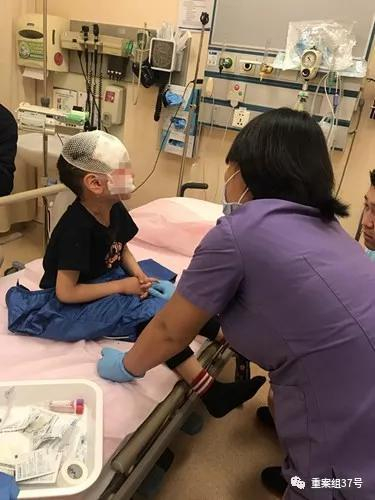 ▲被咬伤的5岁男孩童童正在治疗。 &nbsp;&nbsp; 资料图片