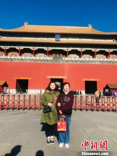 故宫博物院2018年度第1700万名观众（左）和友人合影 故宫博物院供图