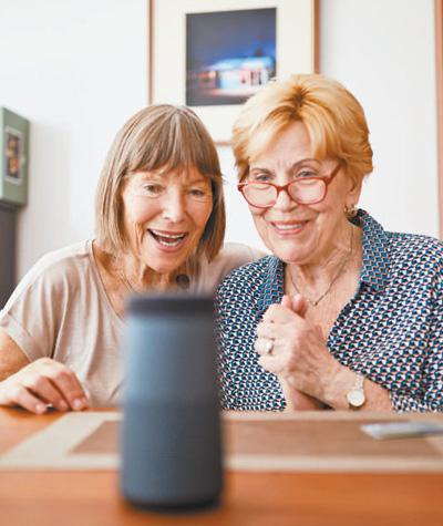 德国柏林两位老人在家中使用蓝牙语音设备。影像中国
