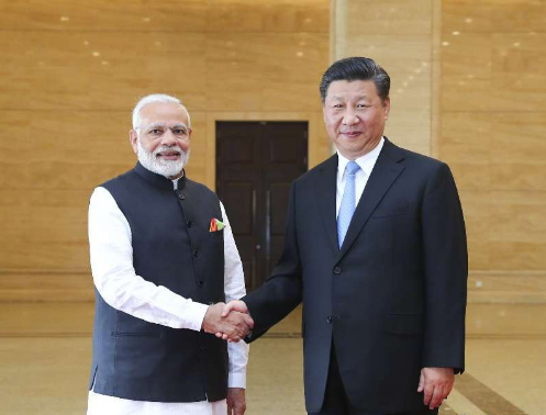 　　4月27日，中国国家主席习近平同来华进行非正式会晤的印度总理莫迪在湖北省博物馆参观精品文物展（图源：新华视点）