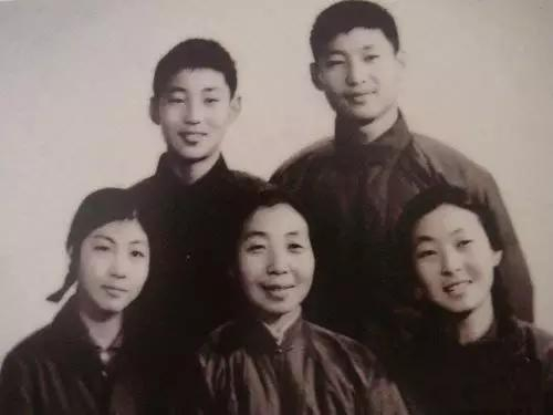  1972年，齐心和孩子们为纪念难得的相聚，拍下了这张照片（来源：中国共产党新闻网）