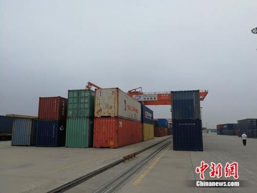 图为新筑车站内的集装箱 &nbsp; &nbsp;中新网记者 张尼 摄