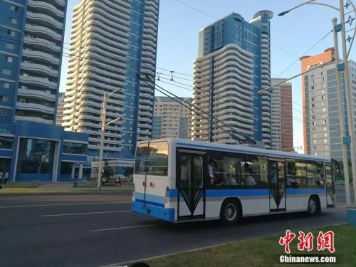 一辆公交车行驶在平壤街道上。中新网记者 邱宇 摄