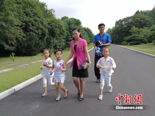 一家人参观万景台旧居，这是金日成诞生的地方。中新网记者 邱宇 摄
