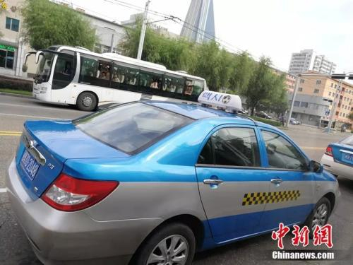 街道上的朝鲜出租车。中新网记者 邱宇 摄