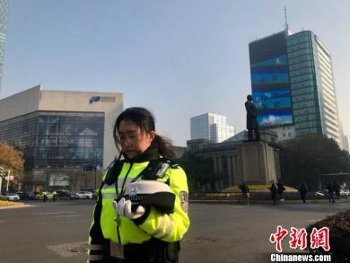 在南京新街口的十字路口，交警脱帽默哀。　李珂 摄