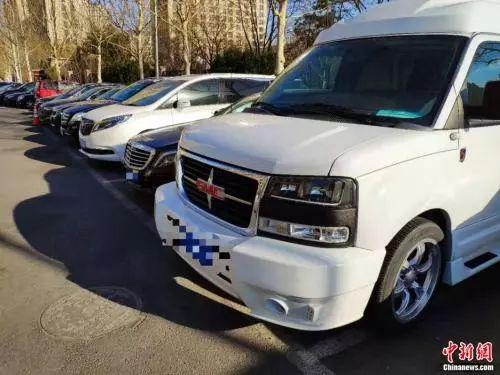 该小区周边车位停满了GMC等豪车。张旭 摄