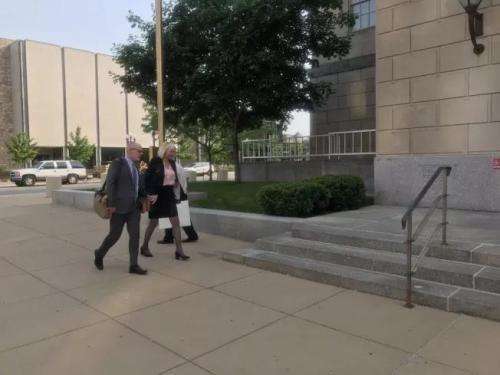  被告辨护律师进入法庭。（图片来源：美国《世界日报》特派员黄惠玲╱摄影）