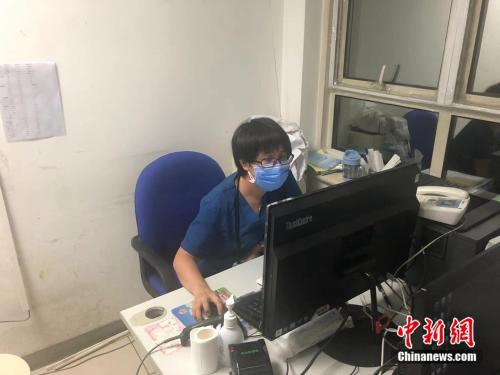 吕芳在工作中。冷昊阳 摄