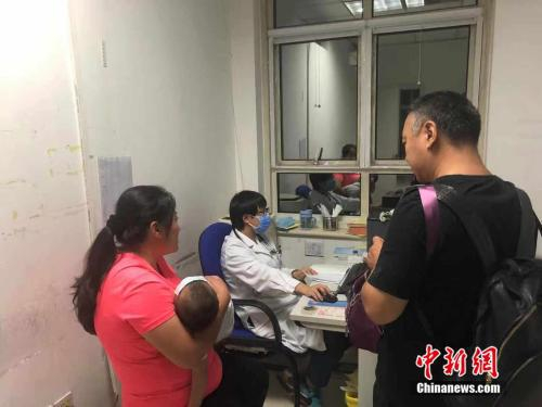 吕芳在诊室内为患者看病。冷昊阳 摄