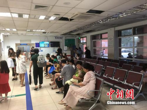 凌晨5点过，天已大亮，儿科急诊室里仍有不少患儿等待就诊。冷昊阳 摄