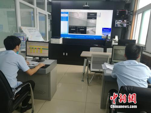 负责调度的技术人员24小时不间断值守。&nbsp;中新网&nbsp;张尼 摄