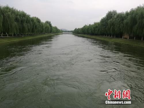 南水进京的路线末端，有一段约800米的明渠，在这里可以看到奔流的江水源源不断涌入。&nbsp;中新网&nbsp;张尼 摄