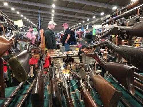 （塔尔萨枪展上的一个摊位 摄影：刘立伟）