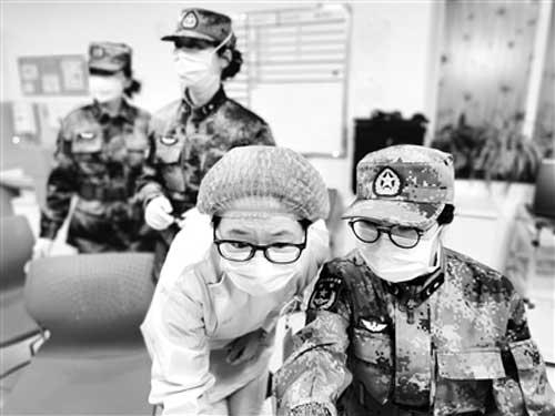 1月26日，陆军军医大学医疗队成员与金银潭医院医护人员进行工作交接。黎云摄
