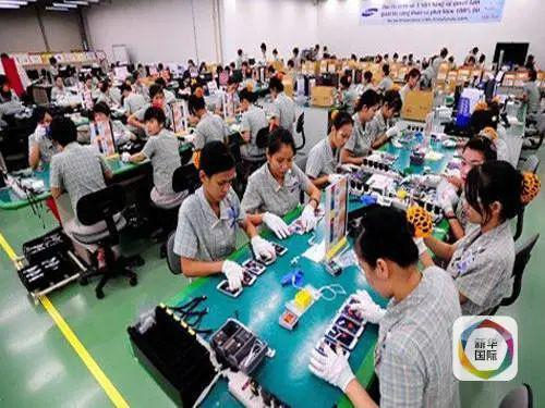 图为越南工人在工厂工作。图源：新华国际