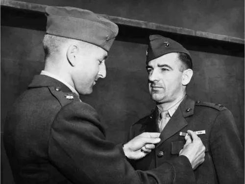 ·&nbsp;麦卡锡（右）