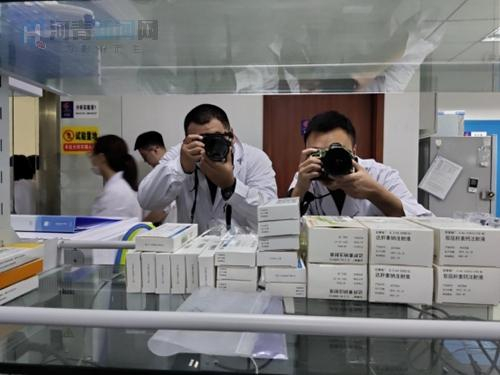 采访团记者采访河北常山生化药业股份有限公司药物研究院　摄/肖延昭