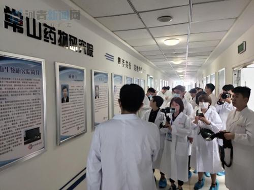  采访团记者采访河北常山生化药业股份有限公司药物研究院　摄/肖延昭