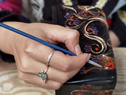  山西省平遥县薛氏漆艺研究院一位工作人员正在给漆器填彩。新华每日电讯记者刘翔霄摄