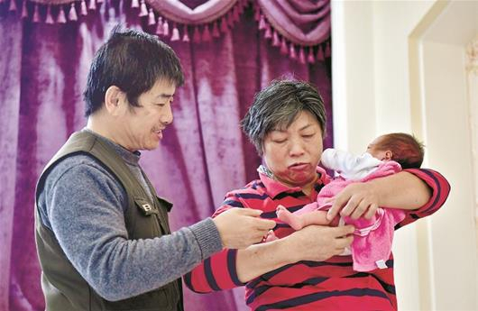 　　图为：武汉59岁的郭女士上月生下试管宝宝，成为我省目前最高龄产妇。图为夫妇俩在悉心照顾小毛毛。&nbsp;楚天都市报记者王永胜摄
