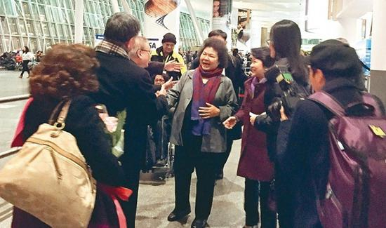 陈菊（中）抵达纽约 &nbsp;图自台媒