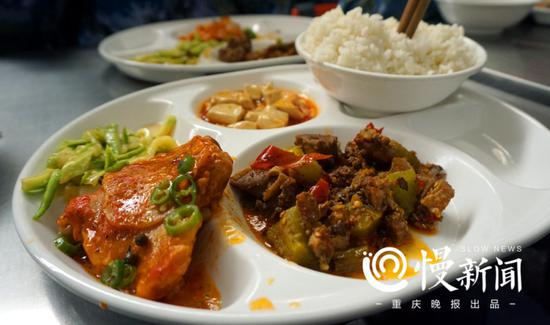 两荤两素，粗茶淡饭。