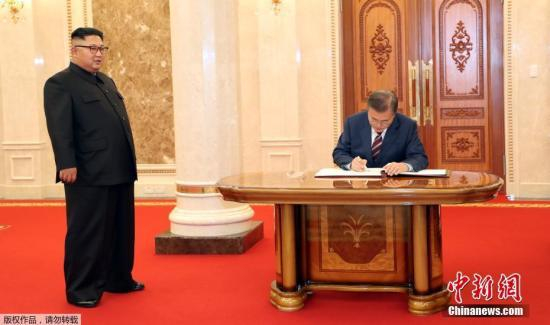 　　当地时间9月18日下午3时30分（北京时间下午2时30分），朝鲜最高领导人金正恩与韩国总统文在寅在朝鲜劳动党总部大楼，正式开始举行首场会谈。图为韩国总统文在寅在朝鲜劳动党总部大楼的留言簿上留言。