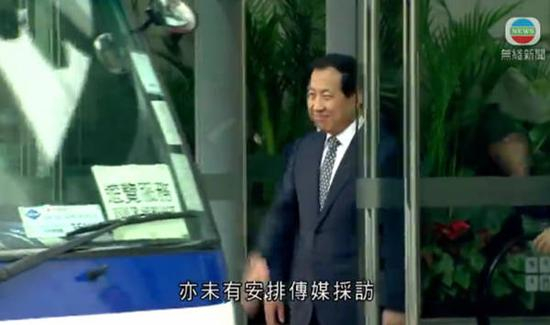 中联办副主任杨建平在门口迎接&nbsp; TVB截图
