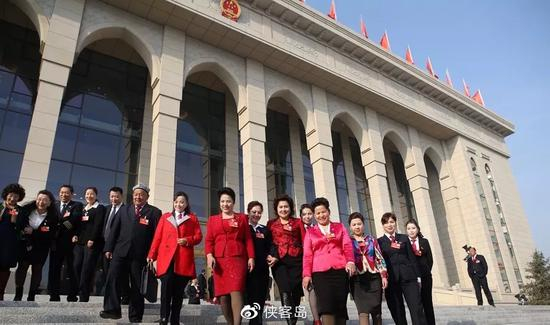 代表们走出新疆人民会堂