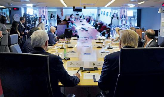 3月19日，美国总统特朗普 （前右） 在华盛顿联邦紧急措施署总部参加电话会议。