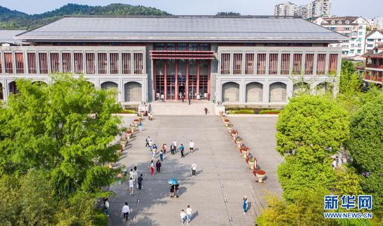  游客在遵义会议纪念馆参观（5月3日摄，无人机照片）。新华社记者 陶亮 摄