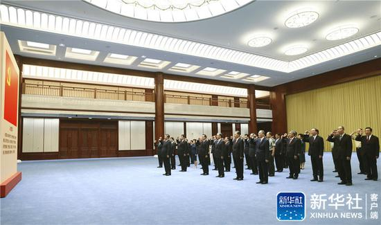 　　6月18日，党和国家领导人习近平、李克强、栗战书、汪洋、王沪宁、赵乐际、韩正、王岐山等在中国共产党历史展览馆参观“‘不忘初心、牢记使命’中国共产党历史展览”。这是参观结束后，习近平带领党员领导同志一起重温入党誓词。新华社记者 鞠鹏 摄