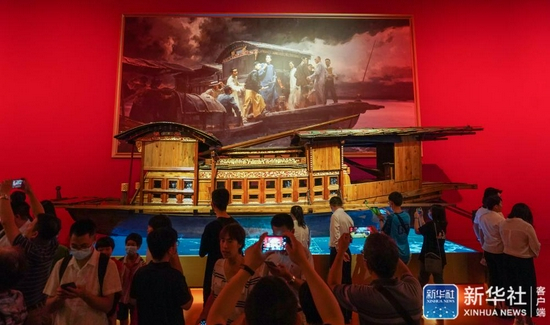  7月15日，观众在中国共产党历史展览馆参观“‘不忘初心、牢记使命’中国共产党历史展览”。新华社记者 陈晔华 摄