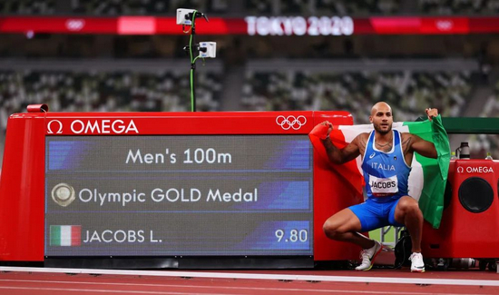 ·夺冠后的雅各布斯。