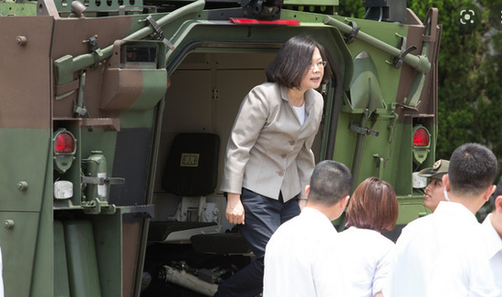  蔡英文坐“云豹”装甲车