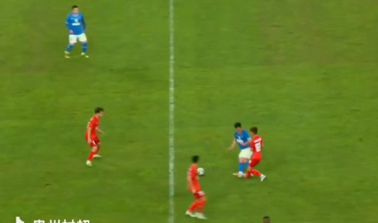 ▲小杨（右一红衣球员）在比赛中被犯规瞬间 受访者供图