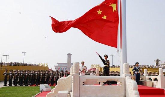 2025年9月3日,纪念中国人民抗日战争暨世界反法西斯战争胜利80周年大会在北京隆重举行。这是天安门广场举行隆重的升国旗仪式。新华社记者 费茂华 摄