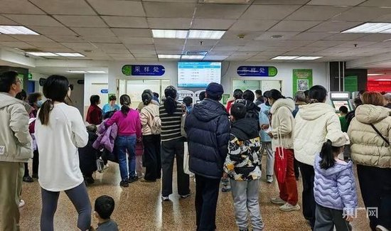 16时30分，仍有很多人在排队等待采样（央广网记者 庞婷 摄）