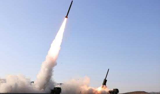 1月27日，朝鲜试射大口径火箭炮武器系统。