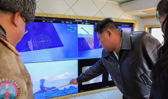 1月27日，朝鲜试射大口径火箭炮武器系统。