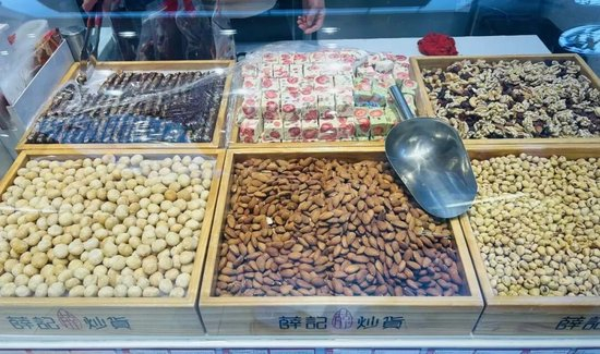 门店现烤坚果｜图：高越&nbsp;摄