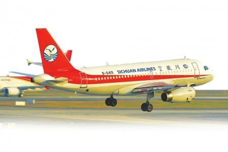 5月14日拍摄的发生故障后准备降落成都双流国际机场二跑道的川航3U8633。新华社发