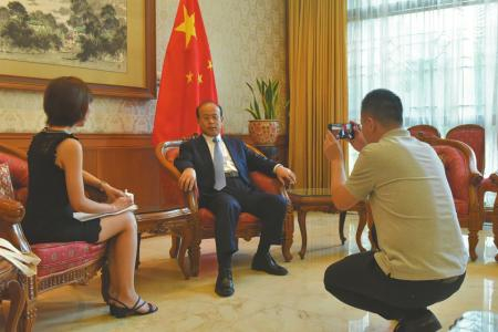 8月8日，印尼雅加达，中国驻印尼大使肖千接受华西都市报、封面新闻专访。