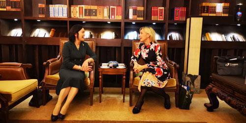 扎哈罗娃与华春莹会谈