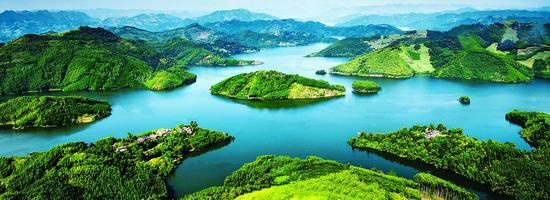 自“河长制”工作启动以来，黔西南州高度重视万峰湖水域生态环境治理，成立了州万峰湖环境综合整治指挥部，并在州指挥部下设兴义、安龙两个分指挥部，形成了万峰湖水域巡查整治常态化工作机制。图为万峰湖。张德厚 摄