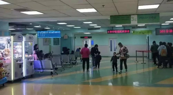 三层就诊秩序正常/小问摄