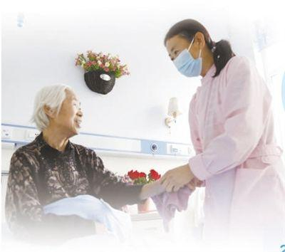河北邢台市南和区依托“长护险”，积极推进“医养结合”。图为南和区三思乡卫生院医养中心医护人员为老人进行日常护理。张 驰摄